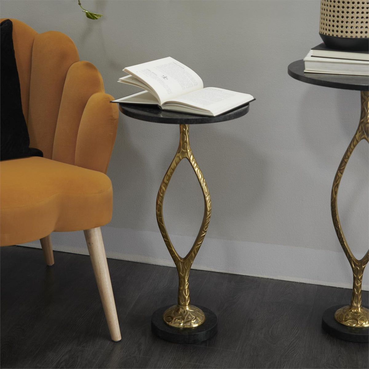 Mesa Auxiliar de Mármol Negro y Aluminio Dorado