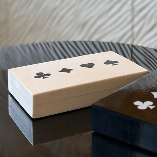 CAJA CARTAS Y DADOS BLANCO Y NEGRO