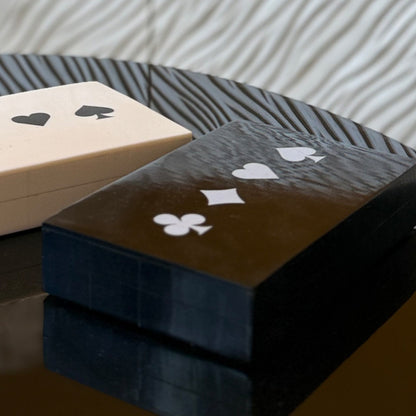 CAJA CARTAS Y DADOS RESINA NEGRO Y BLANCO