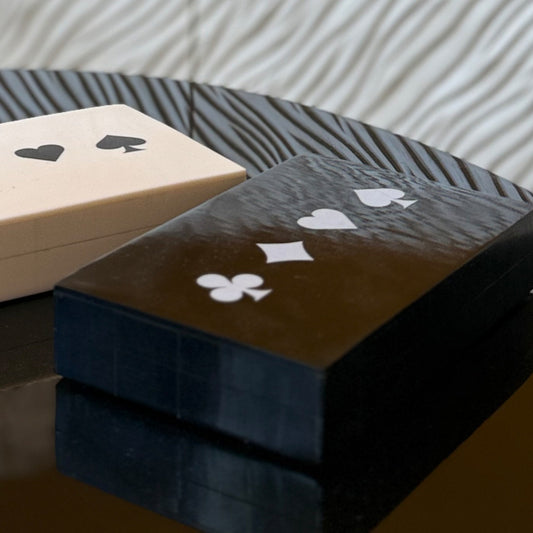 CAJA CARTAS Y DADOS RESINA NEGRO Y BLANCO