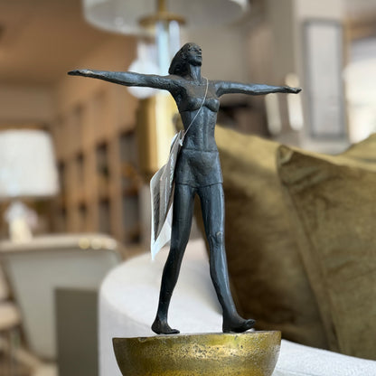 ESCULTURA MUJER EQUILIBRIO