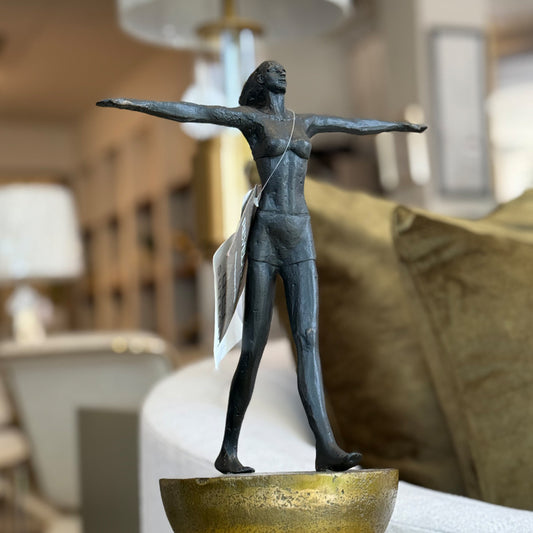 ESCULTURA MUJER EQUILIBRIO