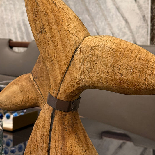 ESCULTURA DECORATIVA DE COLA DE BALLENA DE MADERA